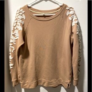 Women’s tan top w/ white flower detail down arms